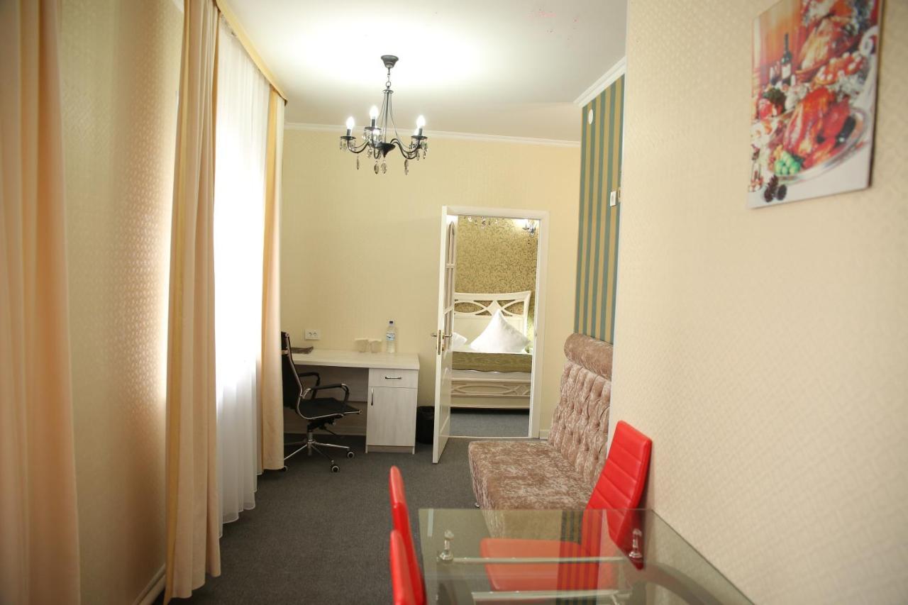 Sweet Home Hotel Atyraū Esterno foto